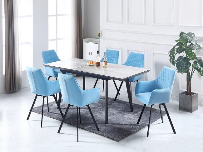 Стол со стульями в Калининграде